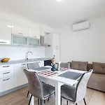 Beachfront Tic With Seaview 아파트