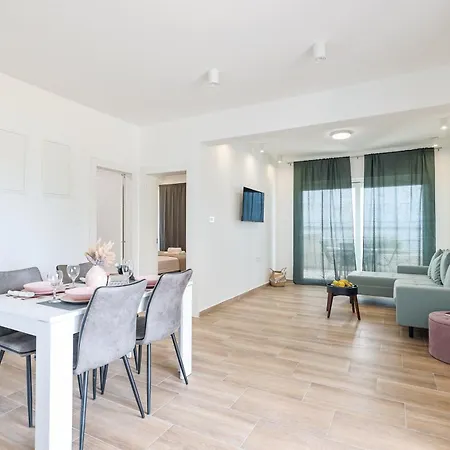 Beachfront Tic With Seaview Miletici