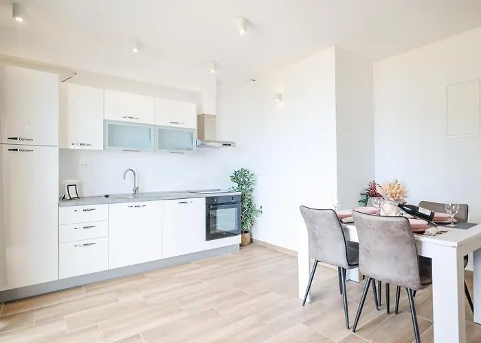 Beachfront Tic With Seaview Miletici