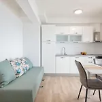 Beachfront Tic With Seaview Апартаменты *