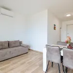 Апартаменты Beachfront Tic With Seaview Miletici
