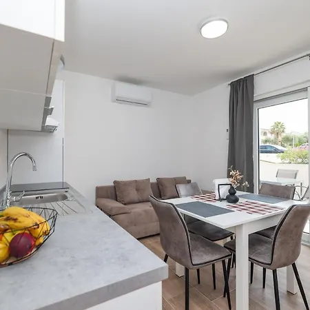 Beachfront Tic With Seaview דירה
