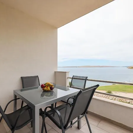 Beachfront Tic With Seaview דירה