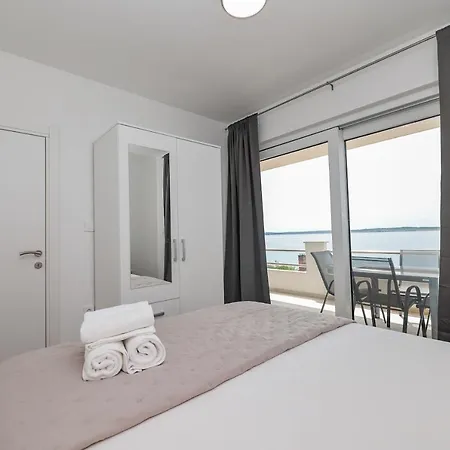 Beachfront Tic With Seaview Miletici