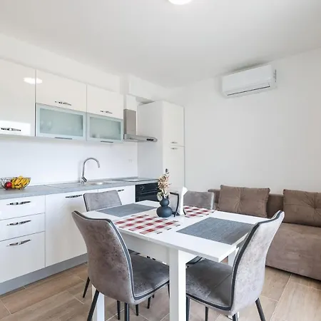 Beachfront Tic With Seaview דירה