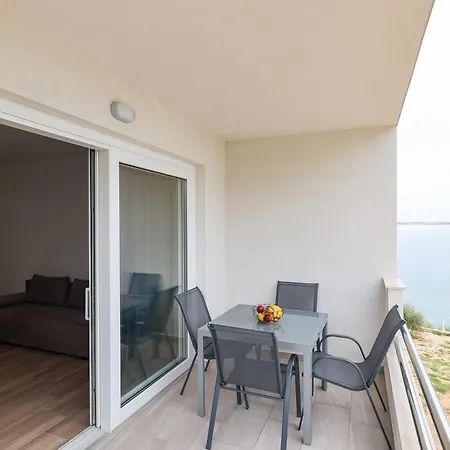 Beachfront Tic With Seaview * Miletići