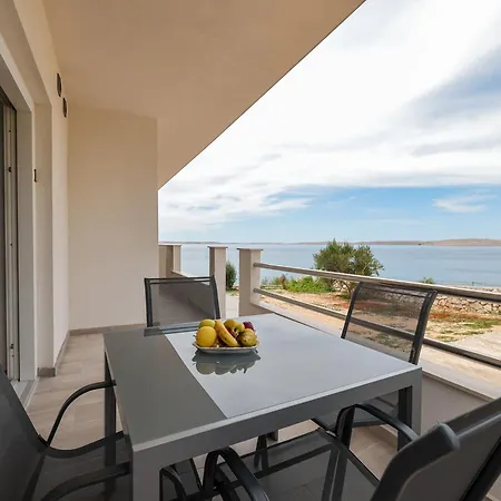 Beachfront Tic With Seaview *