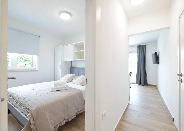 Beachfront Tic With Seaview Miletici