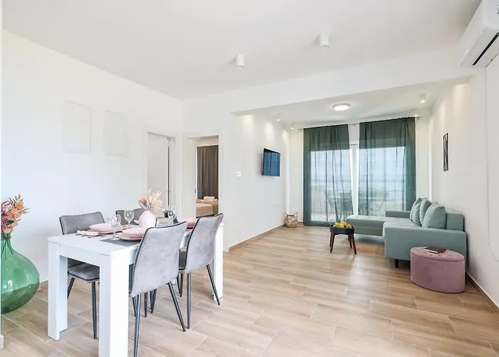 Beachfront Tic With Seaview Miletici